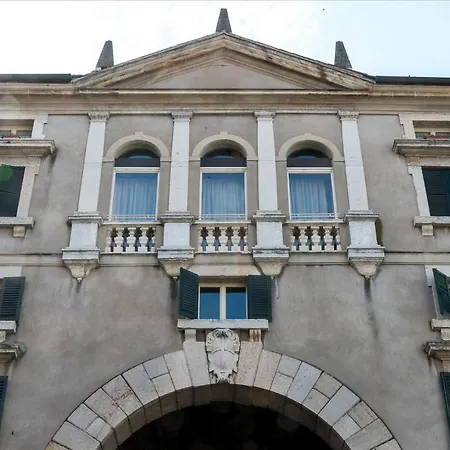 Domus Nova Palace - Italian Homing ゲストハウス 4*